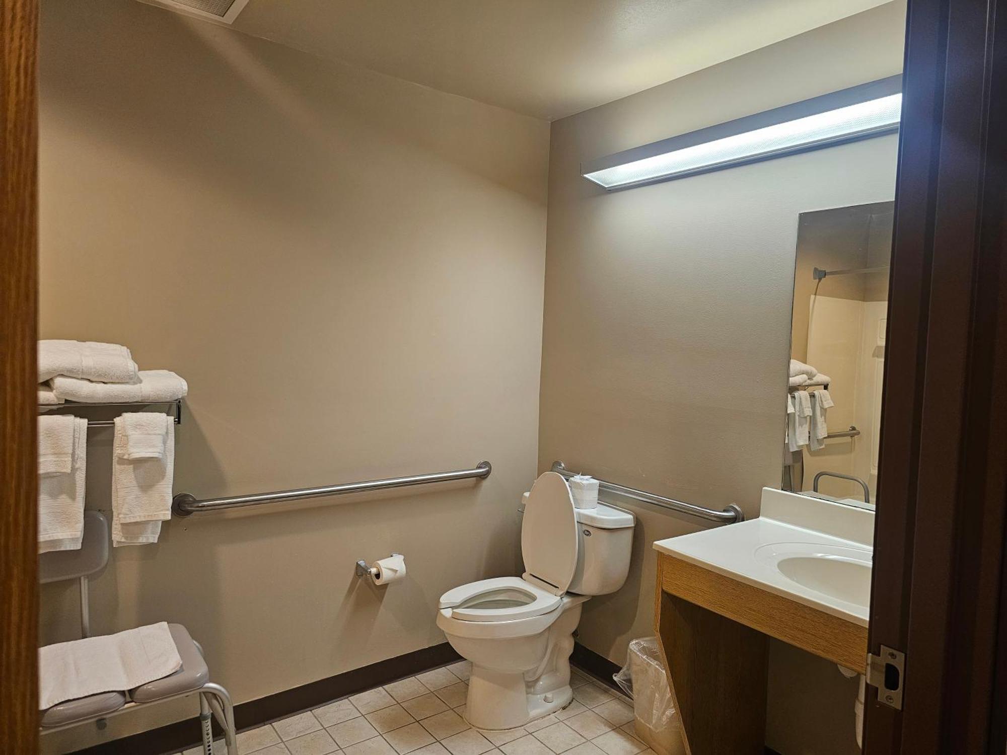 Super 8 By Wyndham Ava Motel Ngoại thất bức ảnh